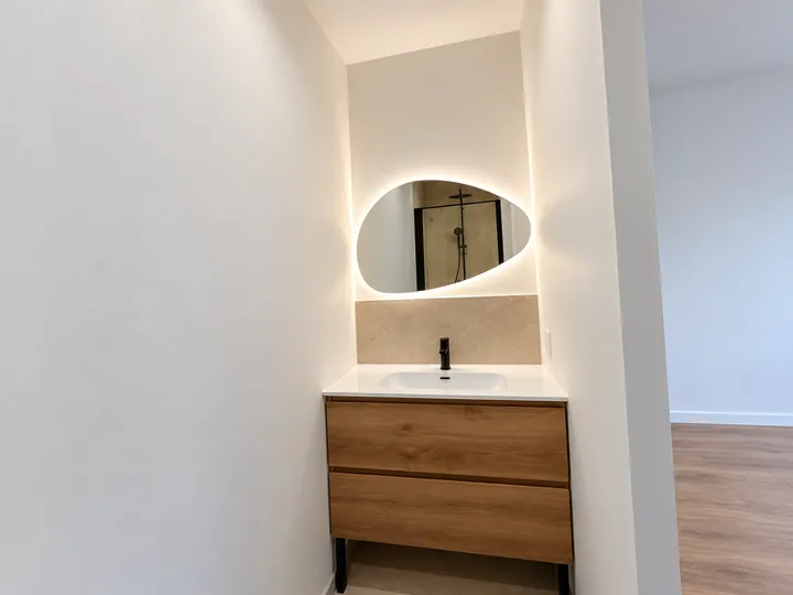 Alcôve de lavabo avec miroir éclairé