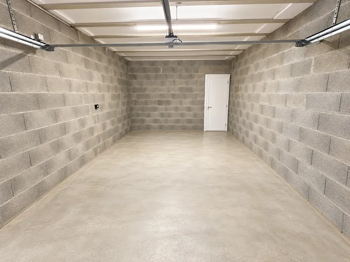 Garage fermé, sol béton