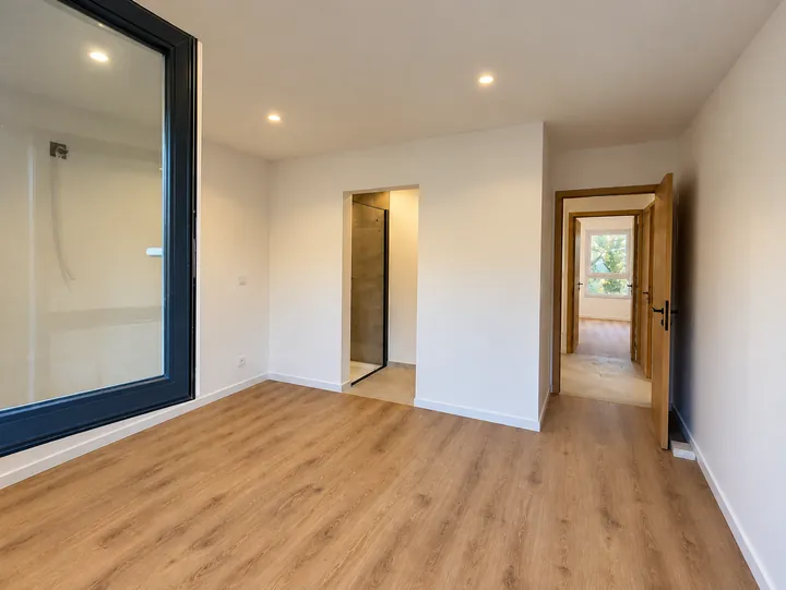 Couloir et pièce lumineuse, sol façon parquet chêne