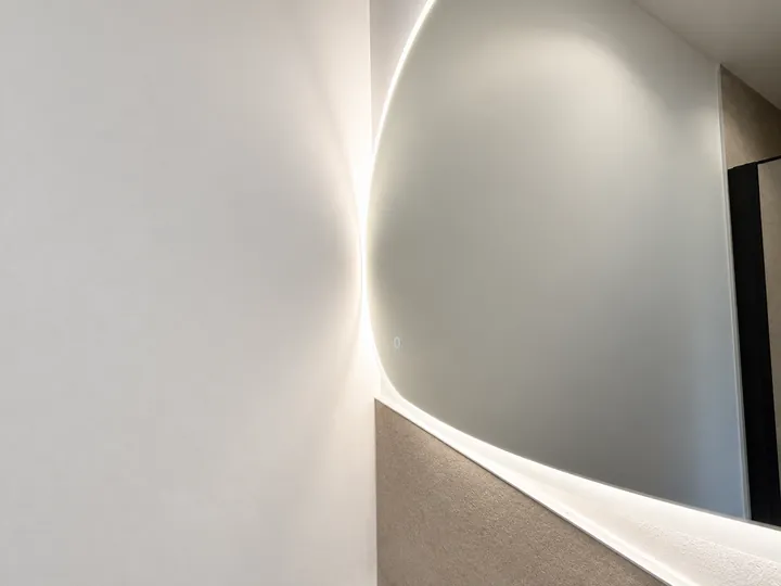 Miroir courbé rétroéclairé