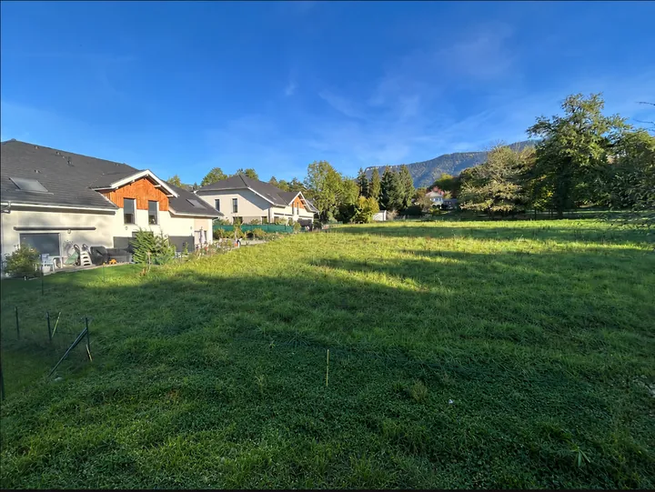 Prairie verte sous un ciel bleu, vue depuis le terrain