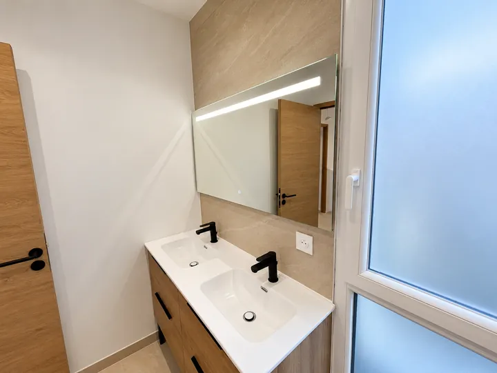 Salle de bains avec double vasque