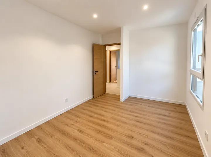 Chambre avec porte ouverte, parquet chêne