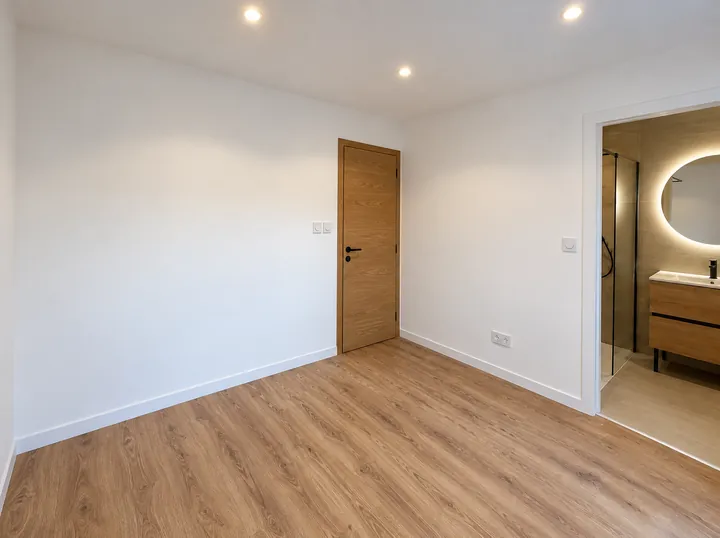 Chambre ouverte sur la salle de bain