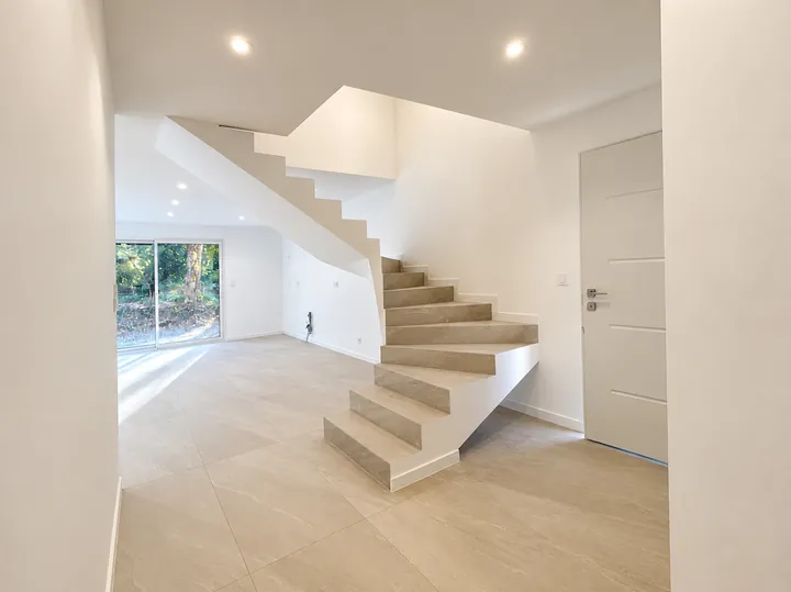 Escalier sculptural vu de l’entrée