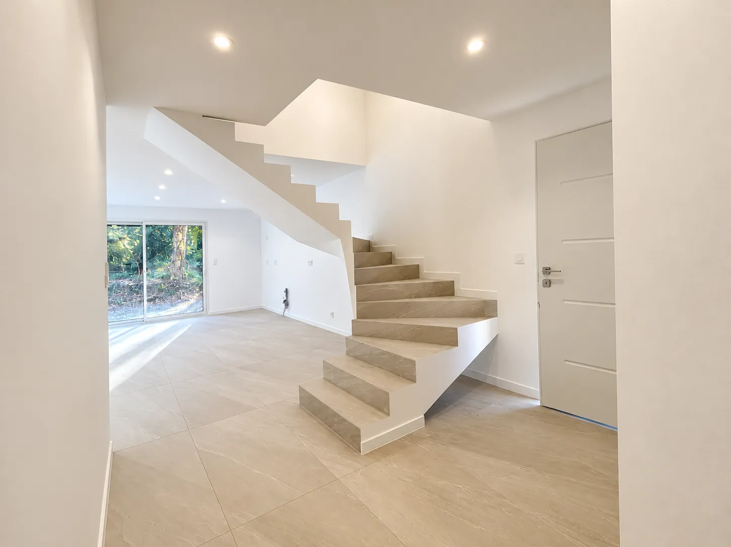 Escalier sculptural vu de l’entrée