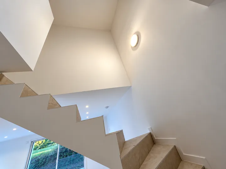Escalier en pierre baigné de lumière