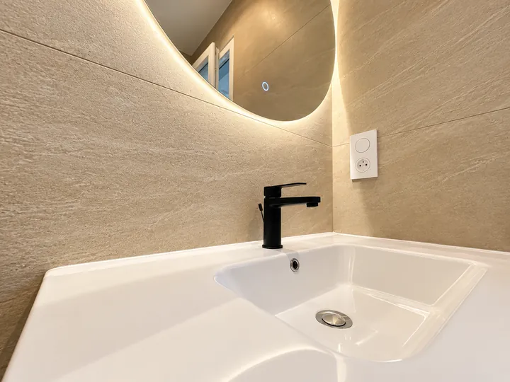 Lavabo et miroir rond éclairé