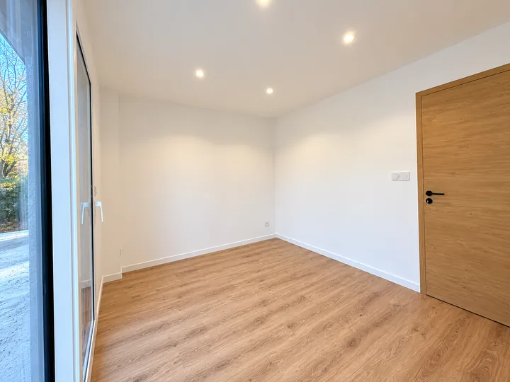 Pièce lumineuse sol parquet chêne
