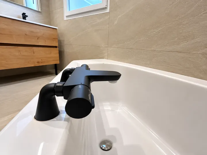 Salle de bain aux accents noirs