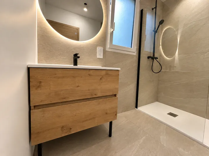 Salle de bains aux tons chaleureux