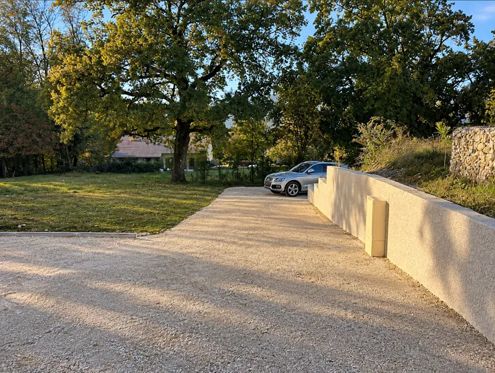 Allée gravillonnée sous les arbres