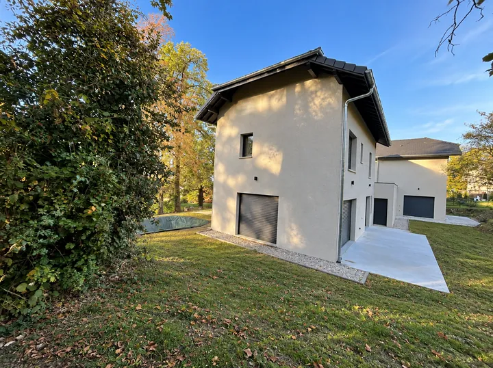 Maison beige et jardin ensoleillé