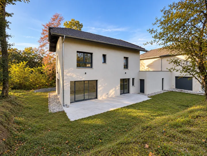 Maison contemporaine et jardin d’automne