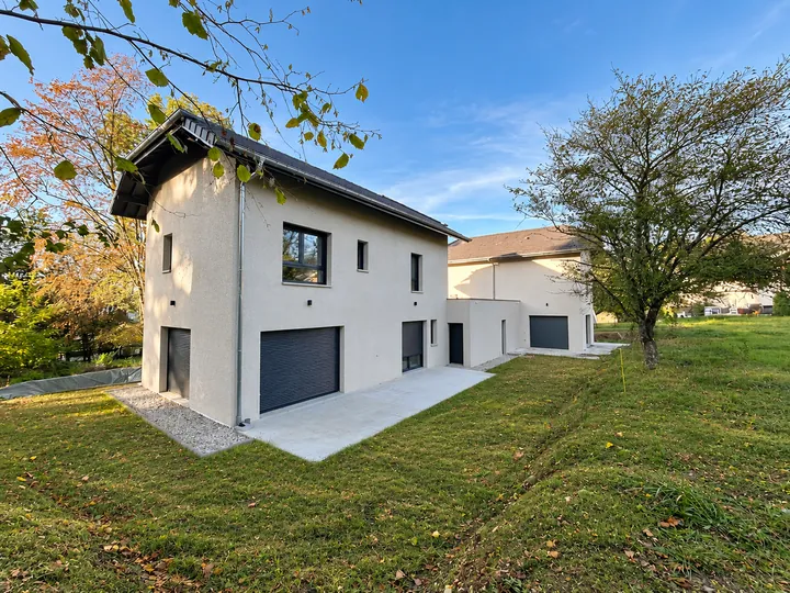 Maison et jardin ensoleillé, terrasse en béton