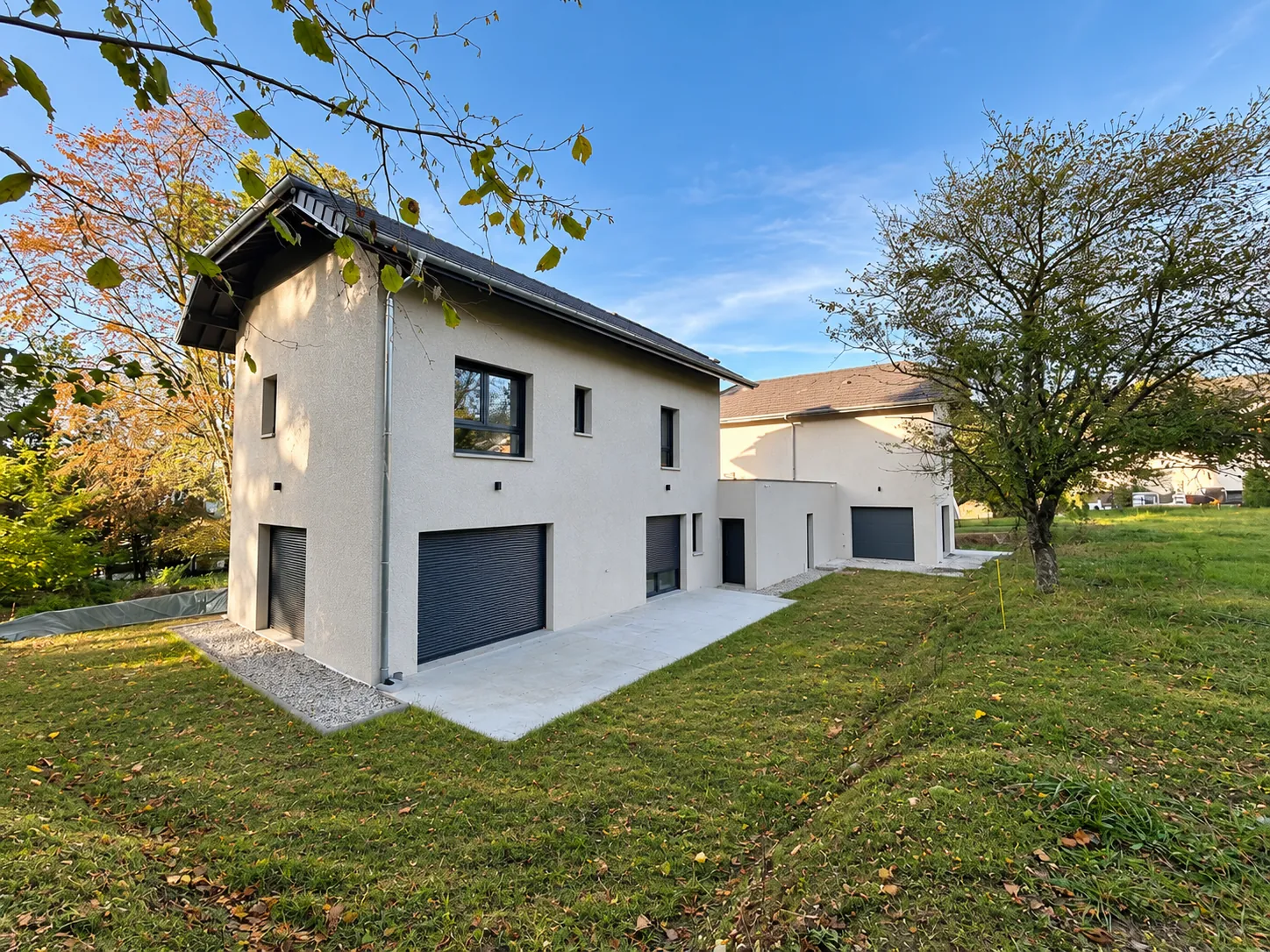 Maison et jardin ensoleillé, terrasse en béton