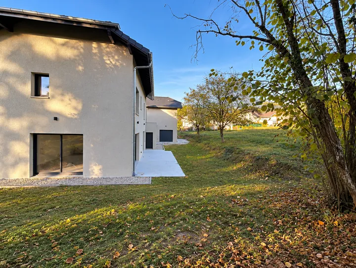 Maison dans le jardin d’automne