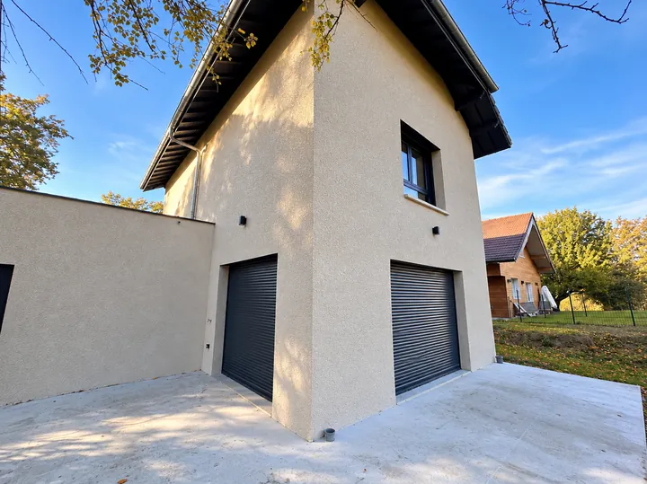 Pignon et garage au soleil